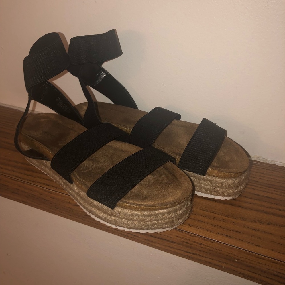 Straps sandals